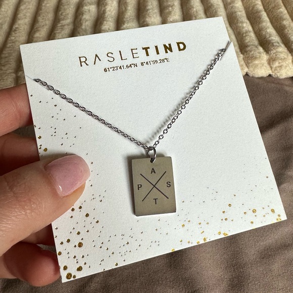 Customized initial necklace with engraved initials A , P, T, S in silver - Picture 3 of 7